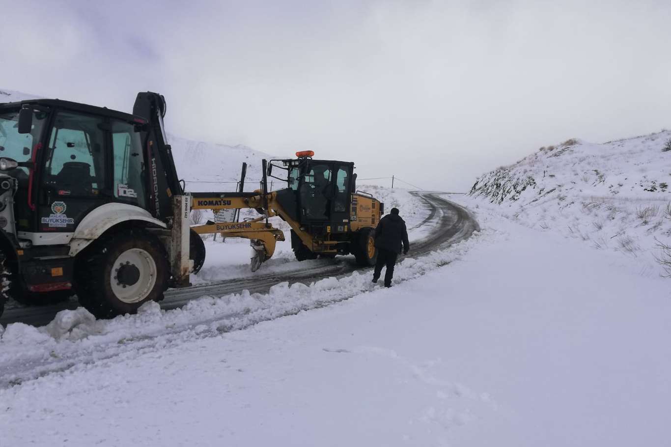 Malatya?da kar yağışı nedeniyle 25 mahalle yolu ulaşıma kapandı