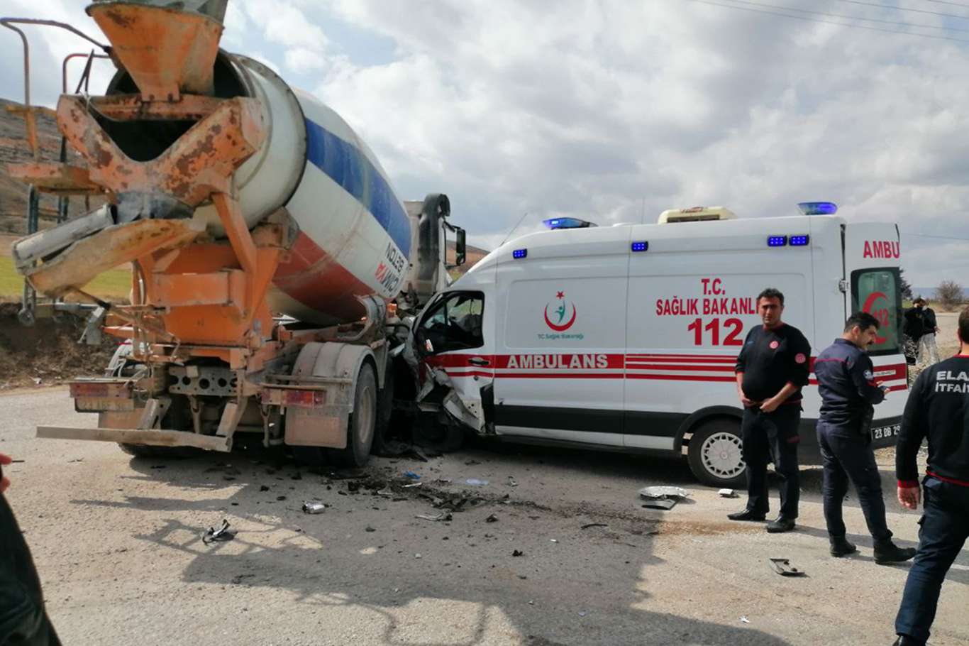 Elazığ`da Ambulans ile beton mikseri çarpıştı: 5 yaralı