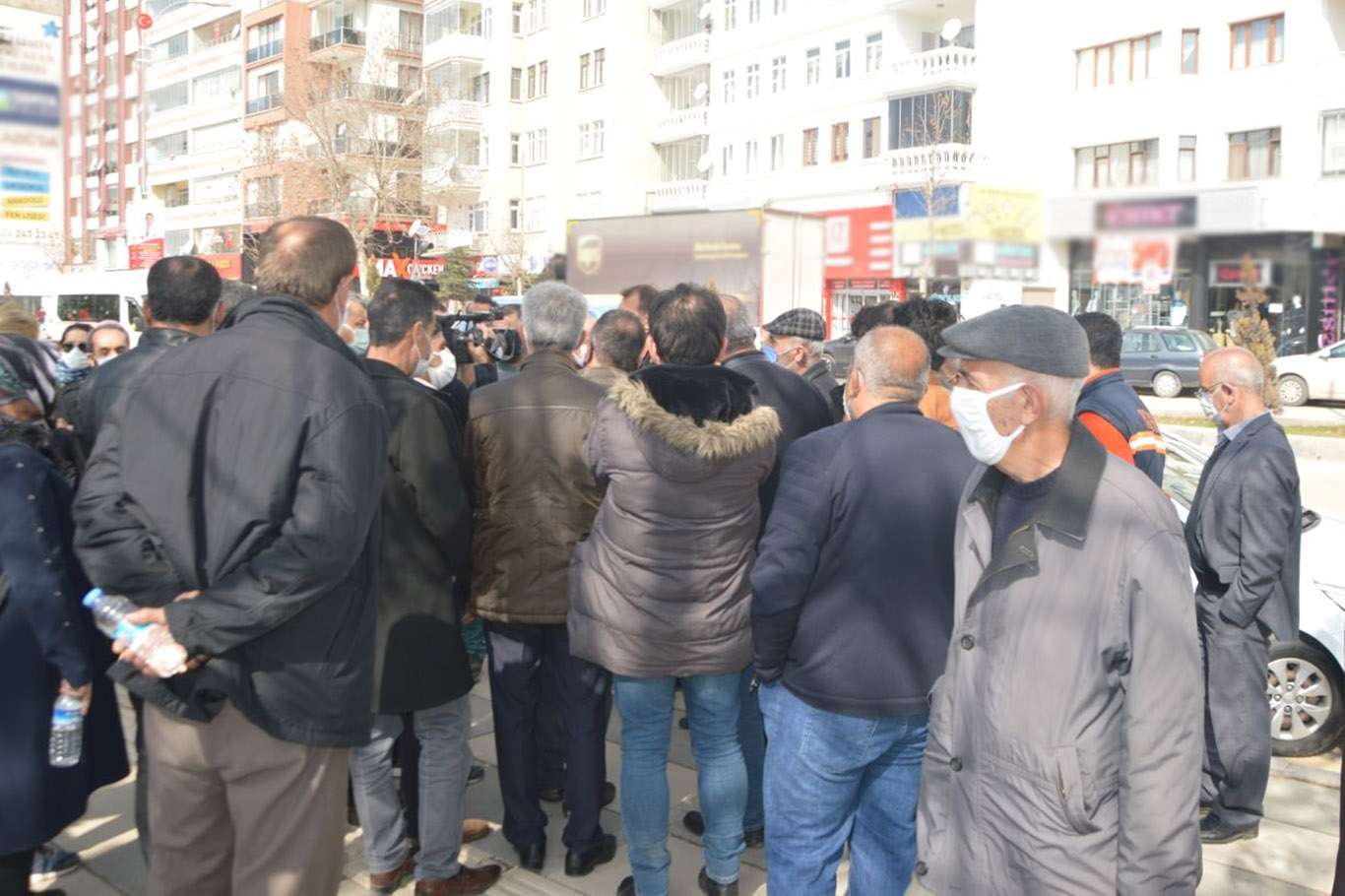 Karma kuraya tepki gösteren Elazığlı depremzedeler valiliğin önünde toplandı