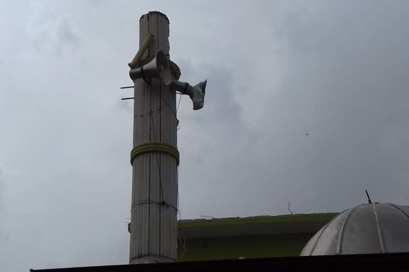 Elazığ`da şiddetli rüzgar cami çatısını uçurdu