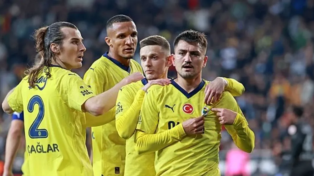 LİGİ KUPASIZ KAPATAN FENERBAHÇE 11 İSİMLE YOLLARINI AYIRACAK!